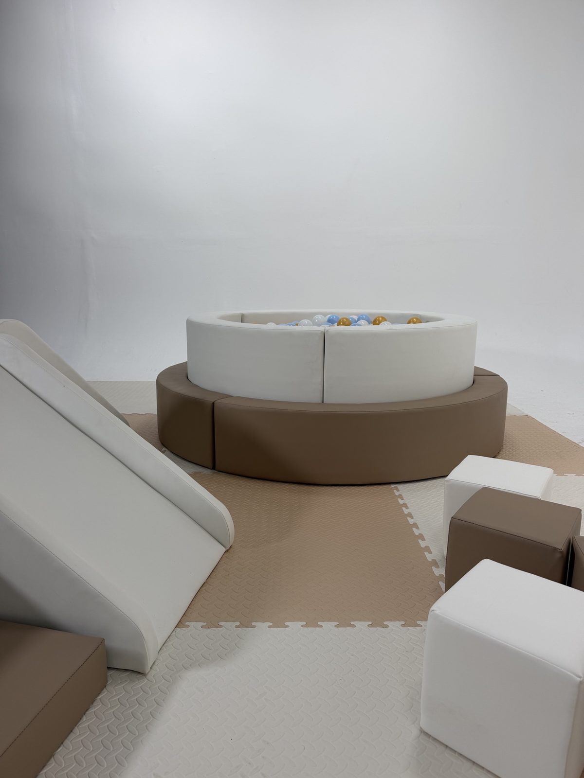 Round soft-play ball pit with padded approach